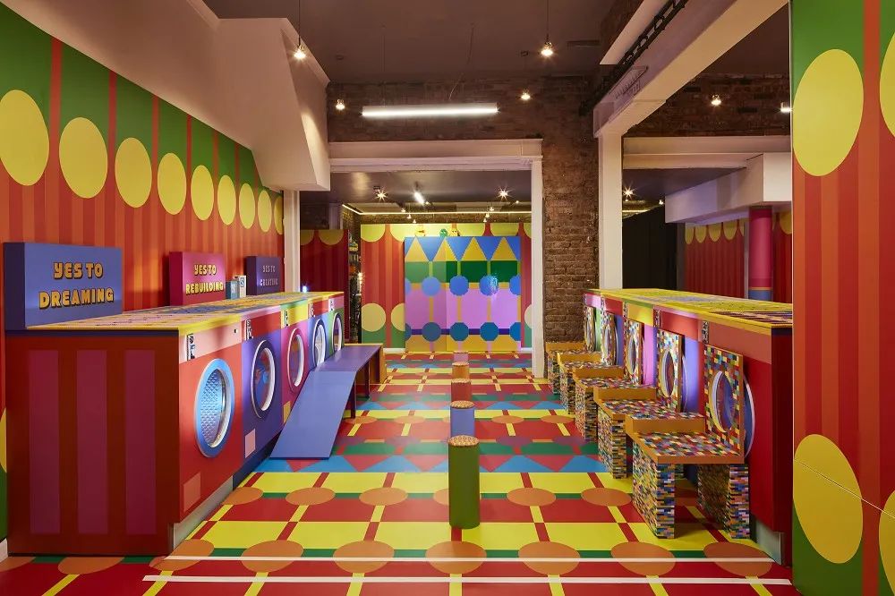 滿趣味性的互動裝置在「Launderette of Dreams」到處可見,加上Yinka Ilori代表性的繽紛配色,給予孩子們完全的玩樂自由