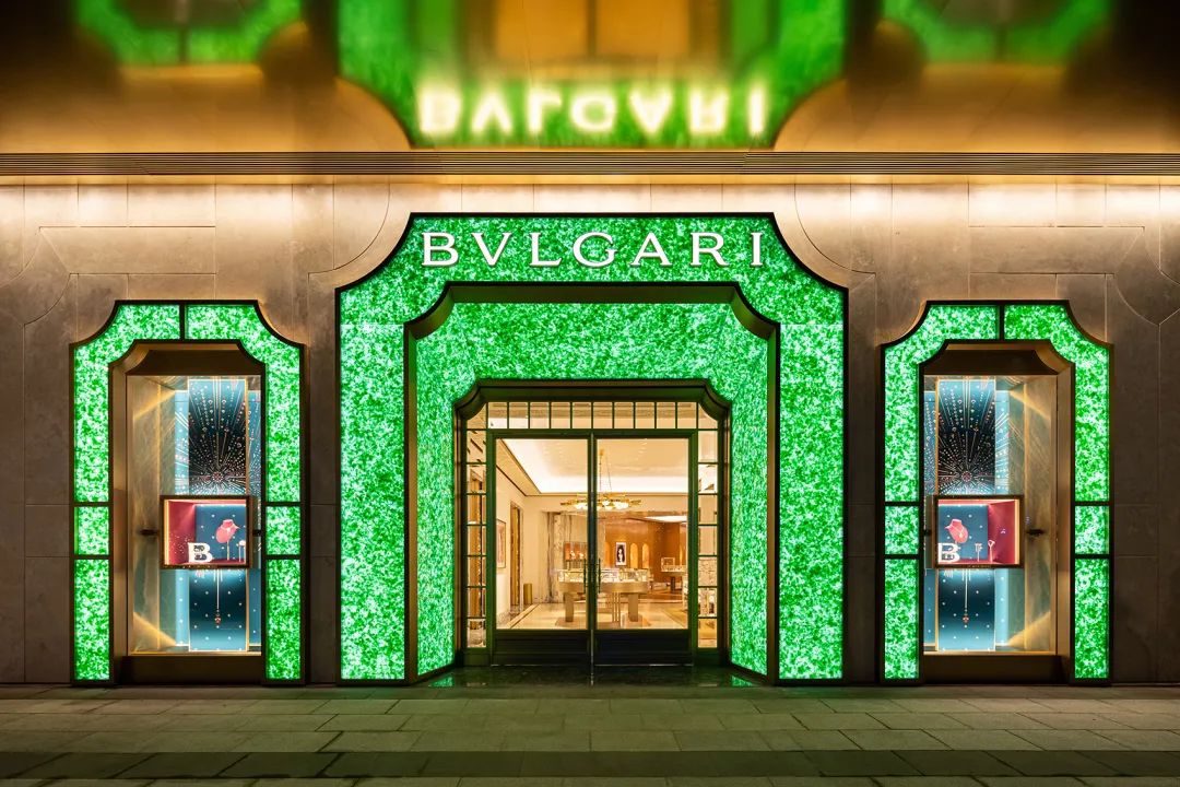 MVRDV將寶格麗特色的簷口圖案轉化為立面的分層面板，形成裝飾藝術風格的圖案 寶格麗上海旗艦店Bulgari Shanghai Plaza 66 Store／MVRDV