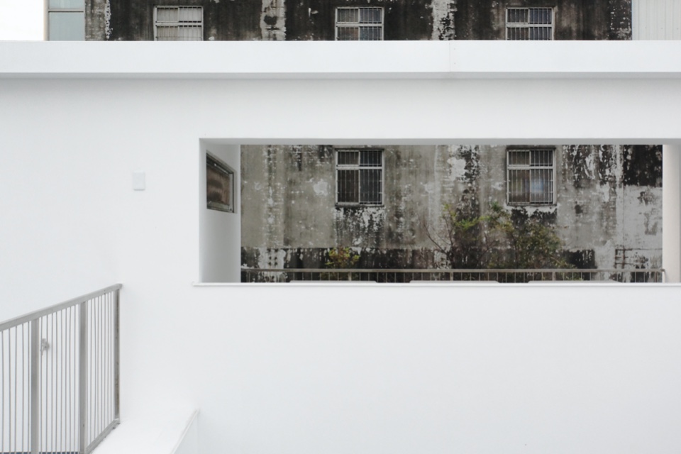 半戶外工作空間的新舊對望 臺中私人住宅「繁櫻之庭」Taichung Taiwan Private House／一一建築＋粘晉榕建築師事務所