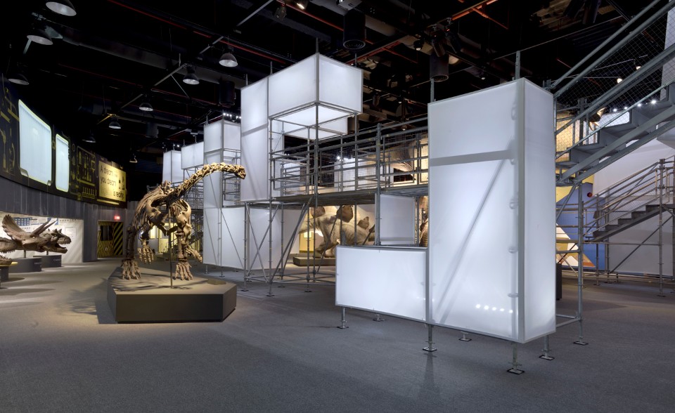 DinoLab 恐龍實驗室展場／行一建築 • 彭文苑建築師事務所：「理性而機械」的模矩系統與恐龍「原始而有機」的生命力對話.：攝影：汪德範