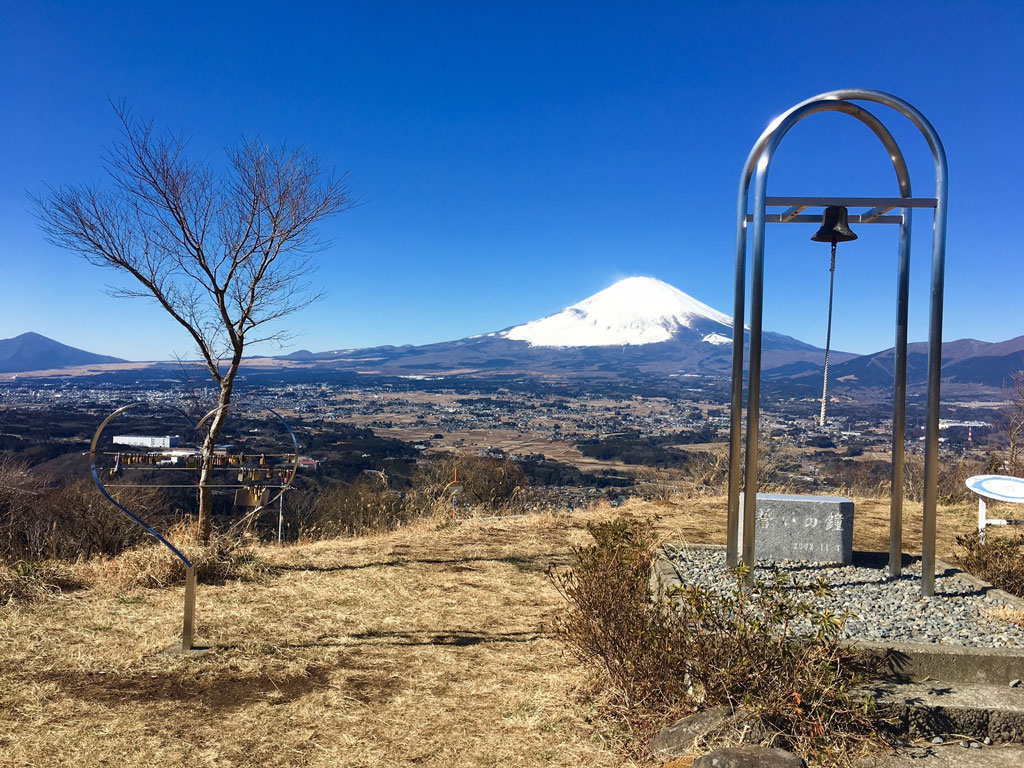 「誓言之丘」(誓いの丘)位於日本靜岡縣,被譽為「最適合看富士山的地方」