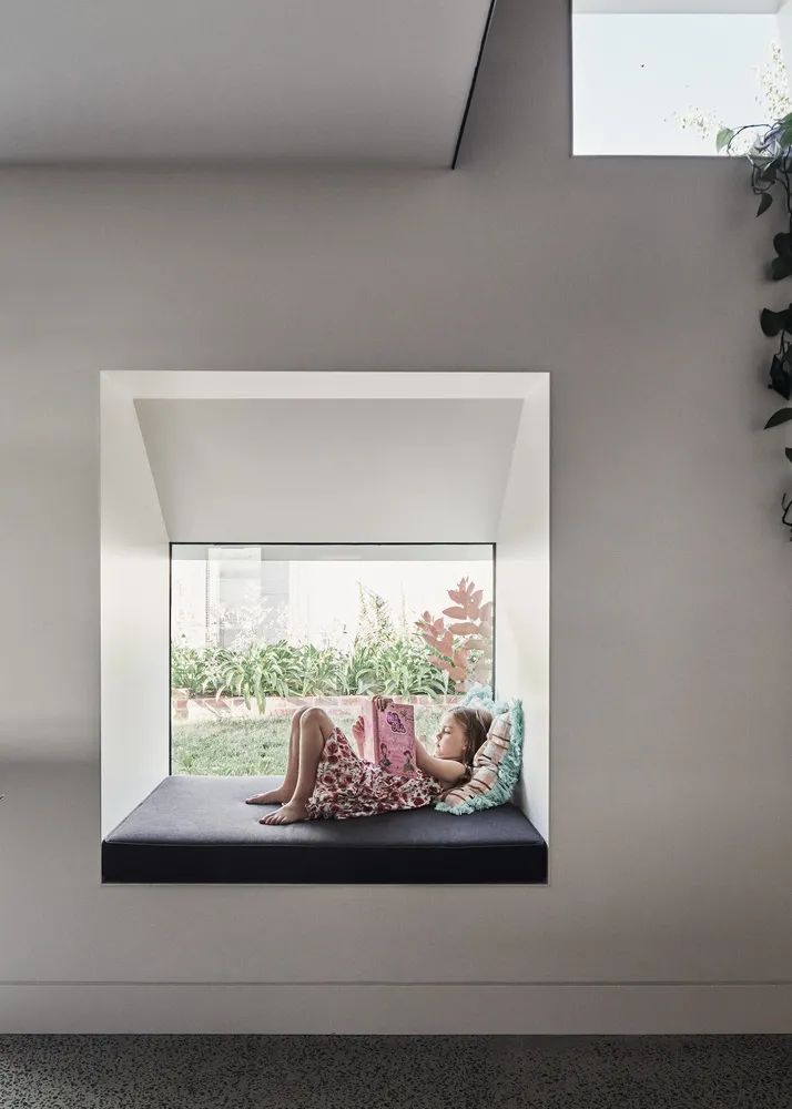 窗戶內側做成舒適的座位區 Australia Private House 澳洲RaeRae住宅/Austin Maynard Architects
