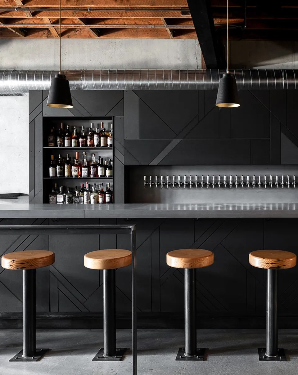 Richlite複合壁板構成酒吧區域的垂直面 美國餐廳室內設計 Edmonds Leftcraft Restaurant interior／Graham Baba Architects