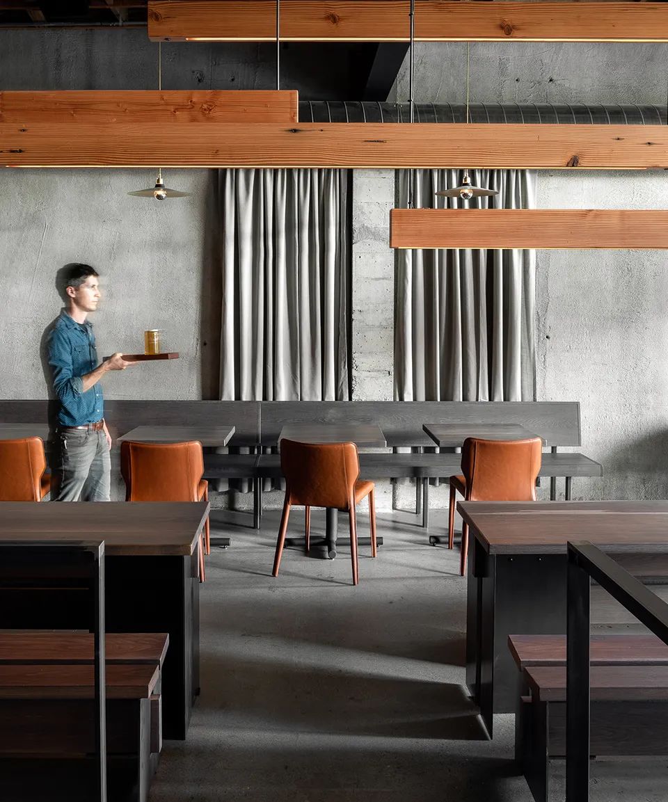 中央餐桌上方設置LED條燈 美國餐廳室內設計 Edmonds Leftcraft Restaurant interior／Graham Baba Architects