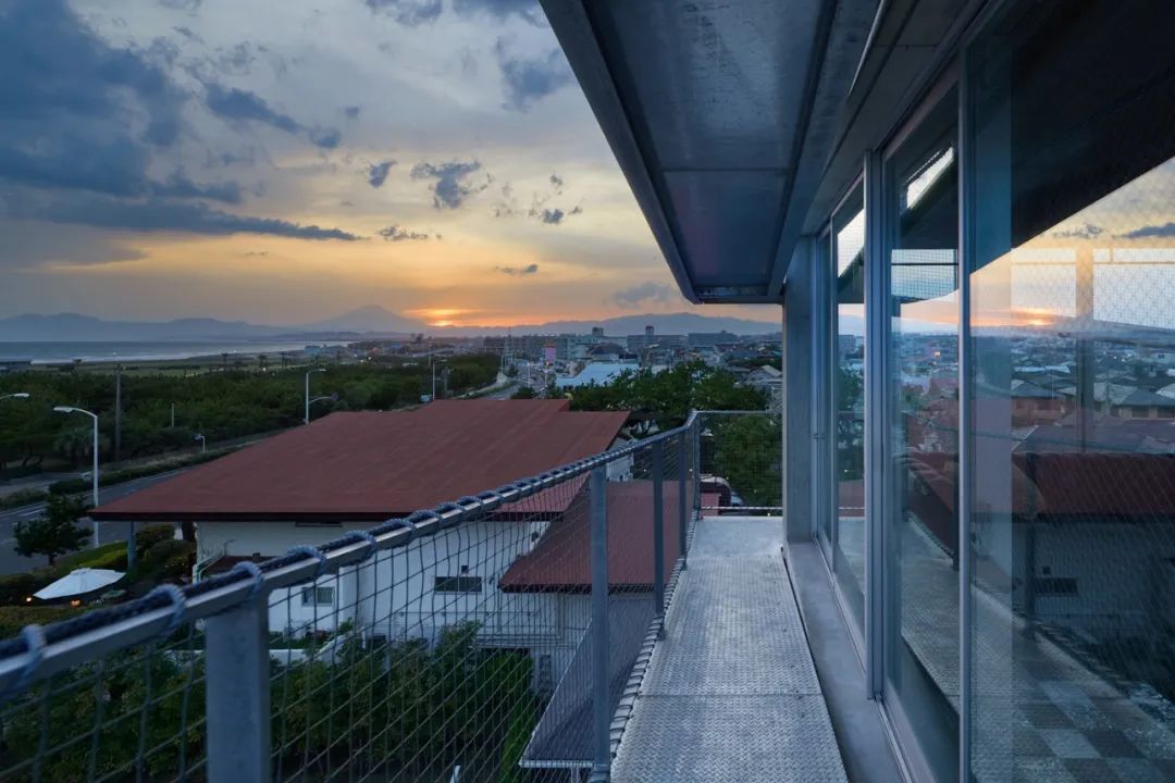 湘南海濱私人住宅KUGENUMA-Y Japan Ramp House／KANIUE 可児公一＋植美雪