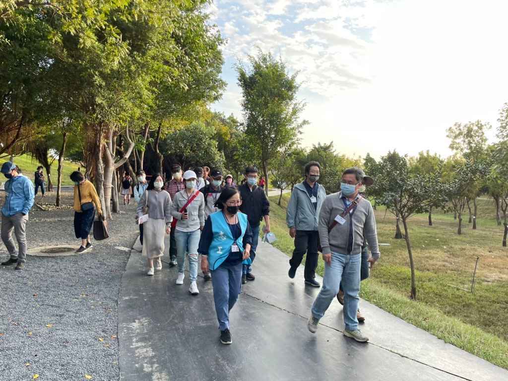 台中市建築公會辦理「2021都市景觀發展委員會中部活動」，擇定台中中央公園為探討主軸，日前公會率隊百人前往