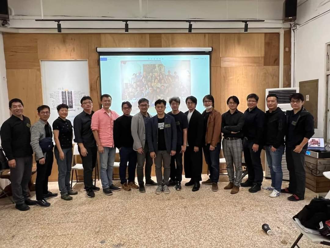 建築改革社 第八屆建築改革社理監事成員合照（右到左）：吳保寬、林幸長、李彥穎、沈弘軒、曾億元、陳慶懋、何震寰、賴人碩、王銘顯、陳冠帆、楊恩達、陳書毅、林欣億、曹登貴、吳宜晏