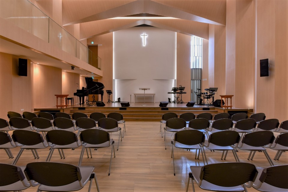 主堂以木地板為主，增加敬拜空間的溫馨氣氛 Taiwan Church Architecture Design 台中教會 豐原行道會／張景堯聯合建築師事務所