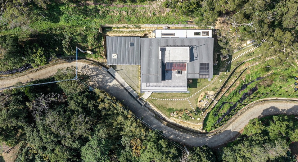 建築位於小丘平台，視野幅員遼闊