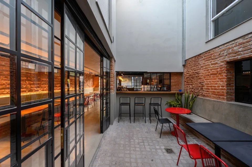改造後中庭帶入不同的空間質感 阿根廷酒吧室內設計 Argentina Levels Bar interior design/MURO Arquitectos