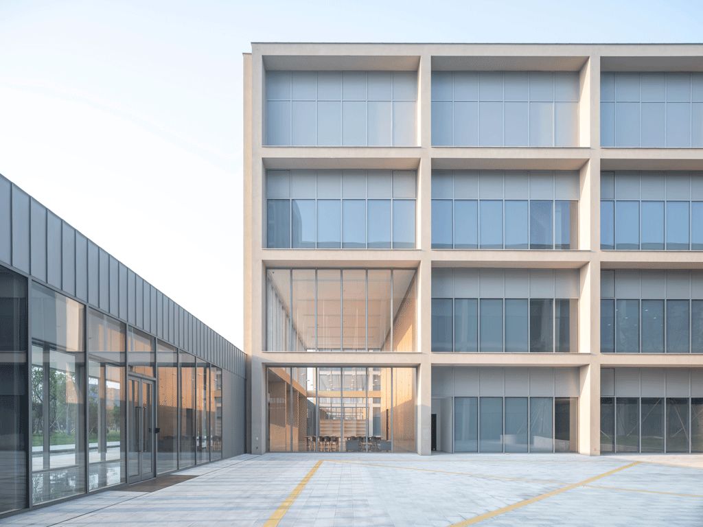 展廳與實驗樓圍塑的廣場 浙江醫藥總部大樓/David Chipperfield Architects