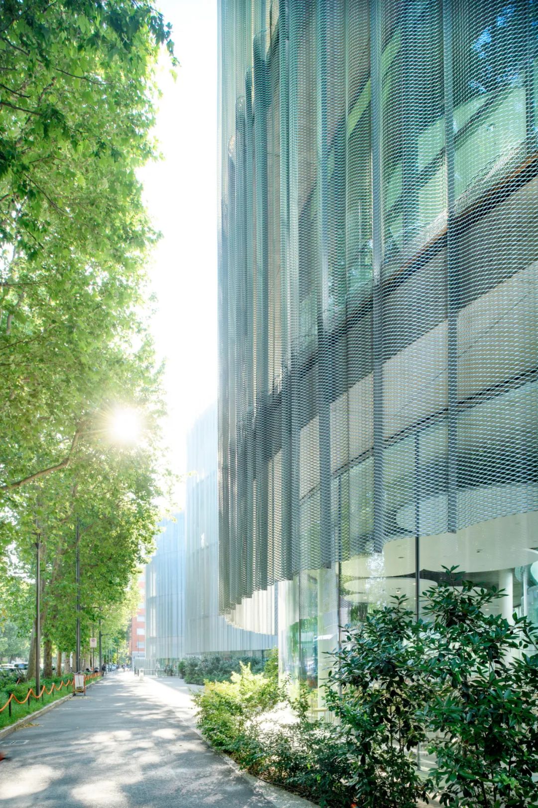 和台中綠美圖一樣,使用了大量的擴張網及玻璃營造輕盈穿透量體 Università Bocconi 米蘭博科尼大學新校區Bocconi University Campus Milan/SANAA