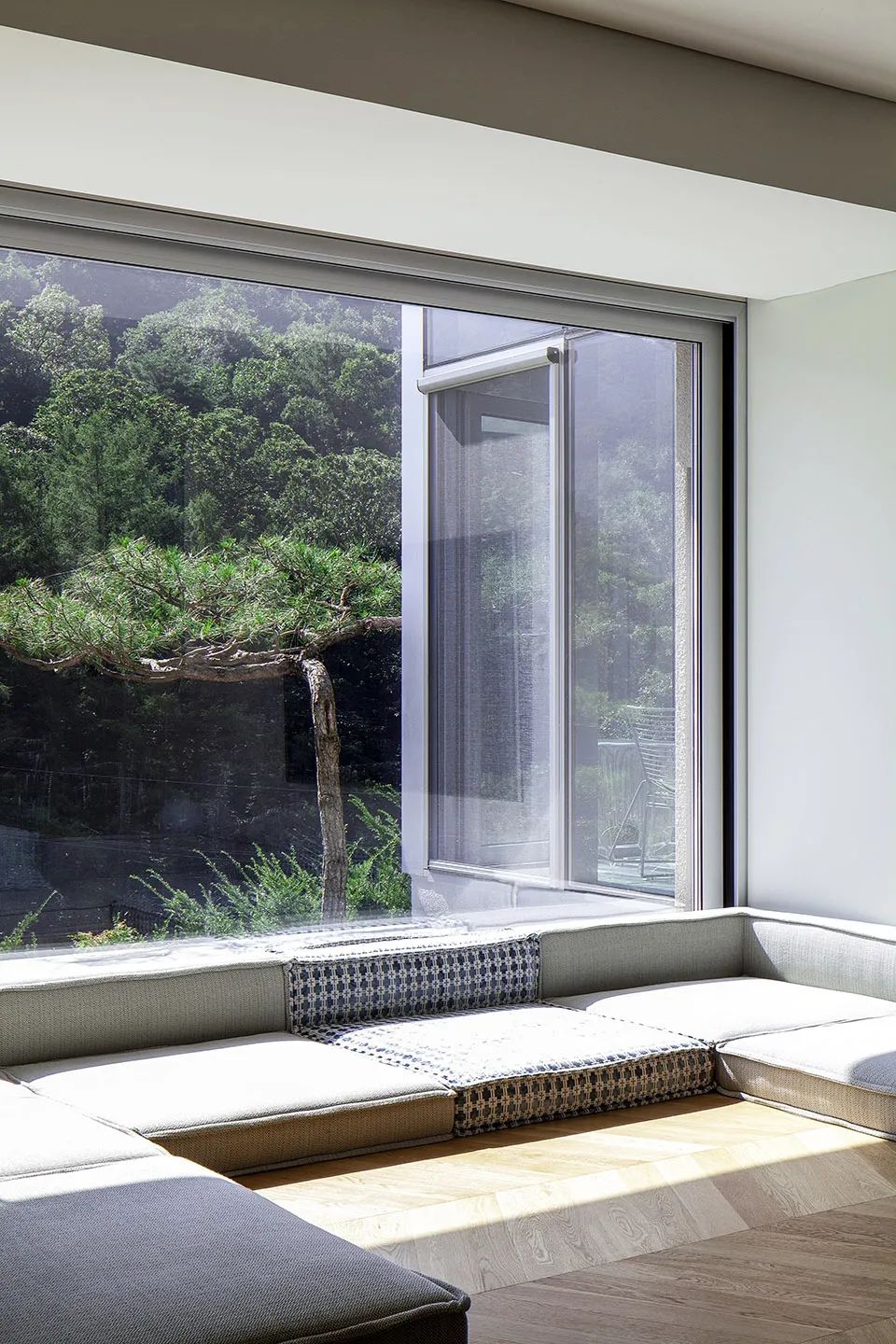 大面積開窗為起居室引入光線與景觀 Seoul Villa 首爾郊區Lento别墅／100A associates