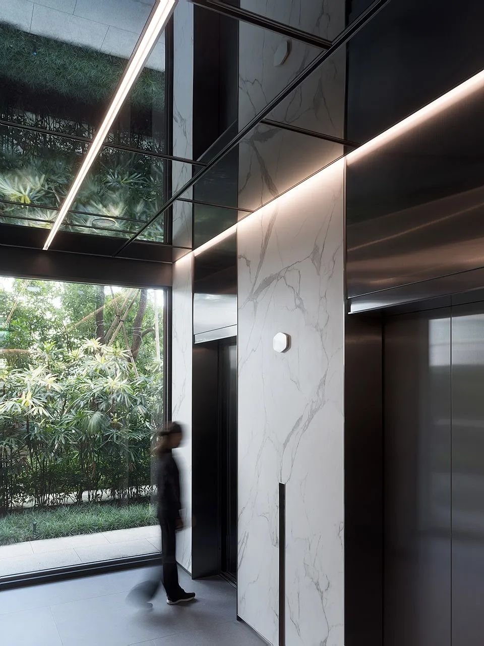 電梯區與之呼應，深色的圍塑空間利用黑鏡面反射創造無限延伸的視覺效果 訊凱國際Cooler Master Taipei office inteiror design 台北辦公室室內設計／DESFA GROUP