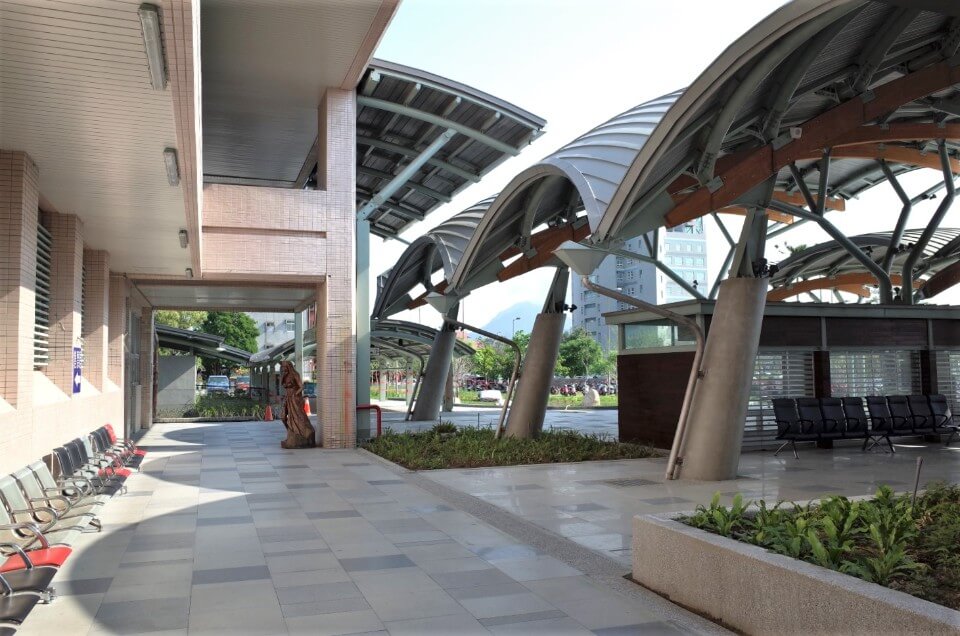 車站與半戶外棚架連接的廊道；攝影／林國勳 Taiwan Taitung Railway Station 台鐵台東車站／大藏聯合建築師事務所