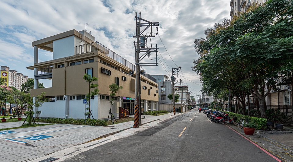 在典型鄉村街道紋理中，沿街面退縮形成友善入口空間 桃園高城社區活動中心／上滕聯合建築師事務所