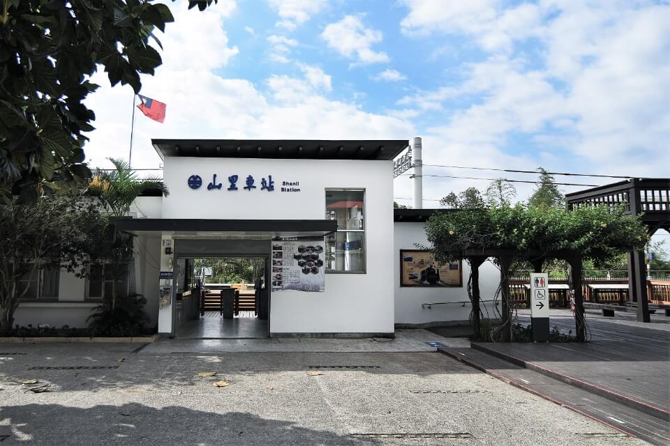 山里車站建築外觀；攝影／李佳臻 Taiwan Taitung Railway Station 台東縣卑南鄉山里車站／大藏聯合建築師事務所
