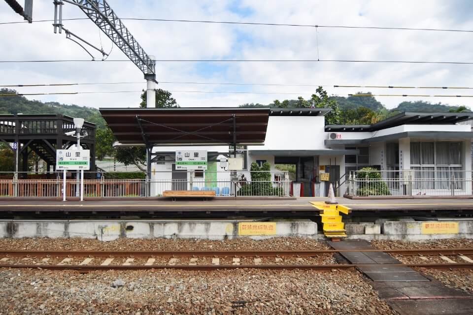 由月台望向車站後方；攝影／李佳臻 Taiwan Taitung Railway Station 台東縣卑南鄉山里車站／大藏聯合建築師事務所