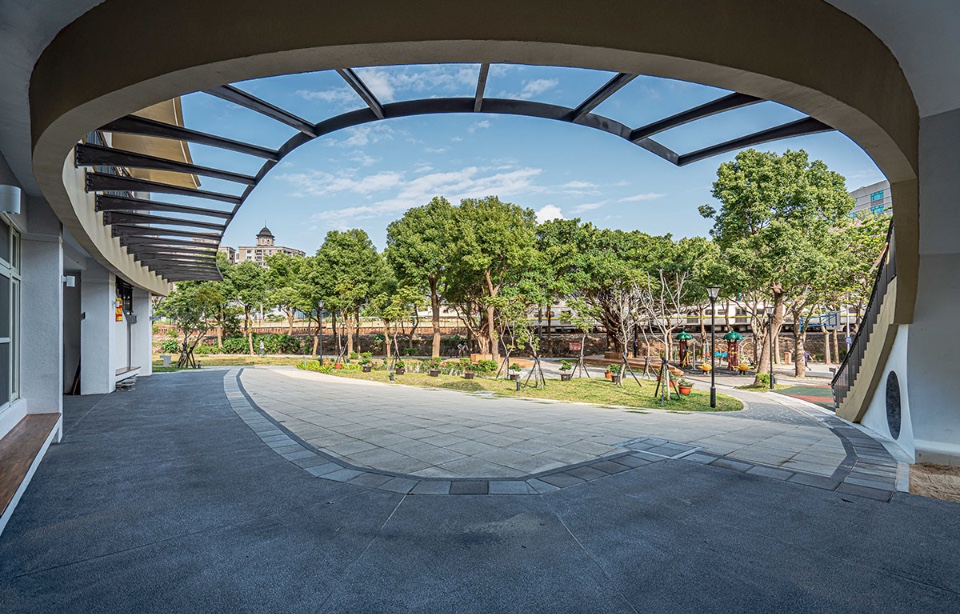 廣場與公園是平日里民們最簡單的休閒生活空間，不時出現的奔馳火車與吵雜聲也是生活日常之一