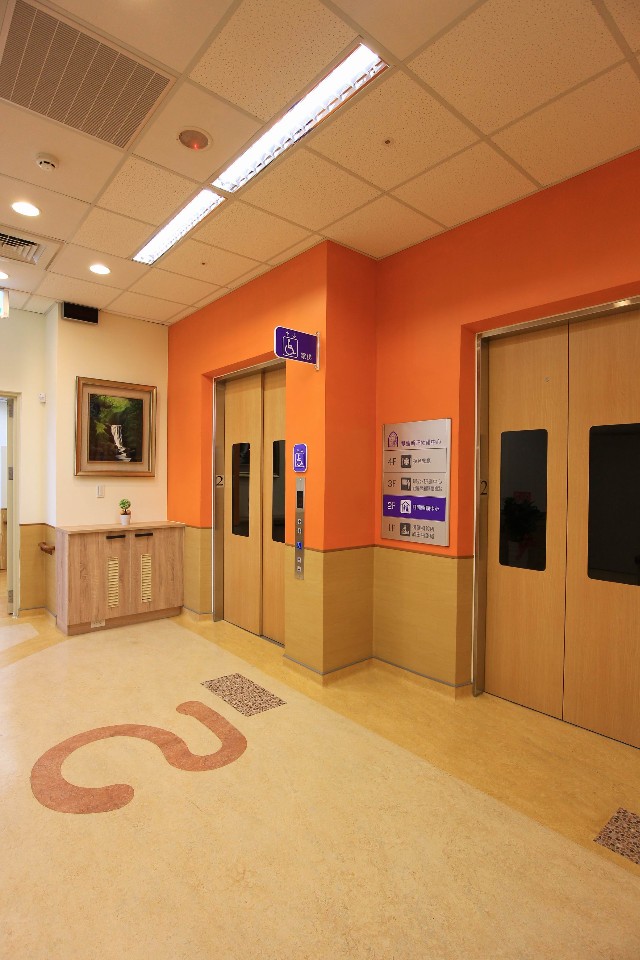 標誌設計簡明利於長者辨識 雙連新莊社會福利中心／JJPAN 潘冀聯合建築師事務所