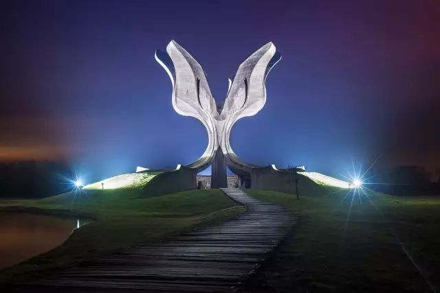Jasenovac 亞塞諾瓦茨紀念碑 Flower Monument (Cvjetni spomenik)
