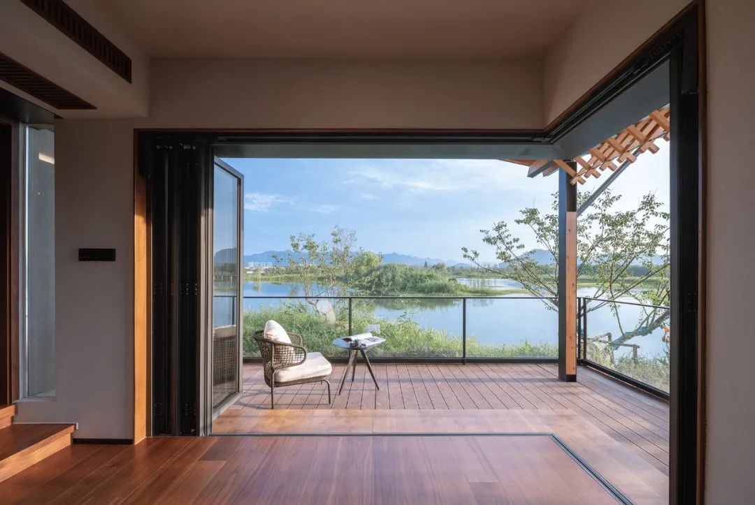 打開折疊門，室內外空間貫通一體  Fuyang Yangbei Lake Wetland Ecological Hotel富陽陽陂湖濕地生態酒店／尌林建築設計事務所