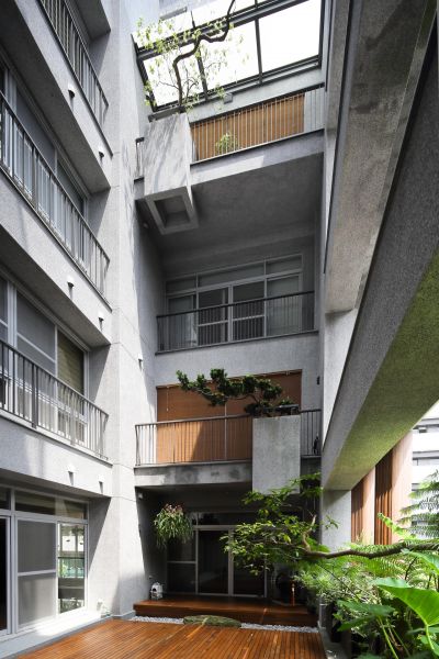 中庭；攝影：賴建作，高雄家族式集合住宅House O／張景堯建築師事務所