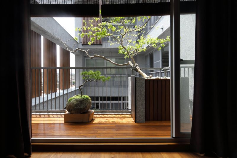 室內望向中庭；攝影：賴建作，高雄家族式集合住宅House O／張景堯建築師事務所