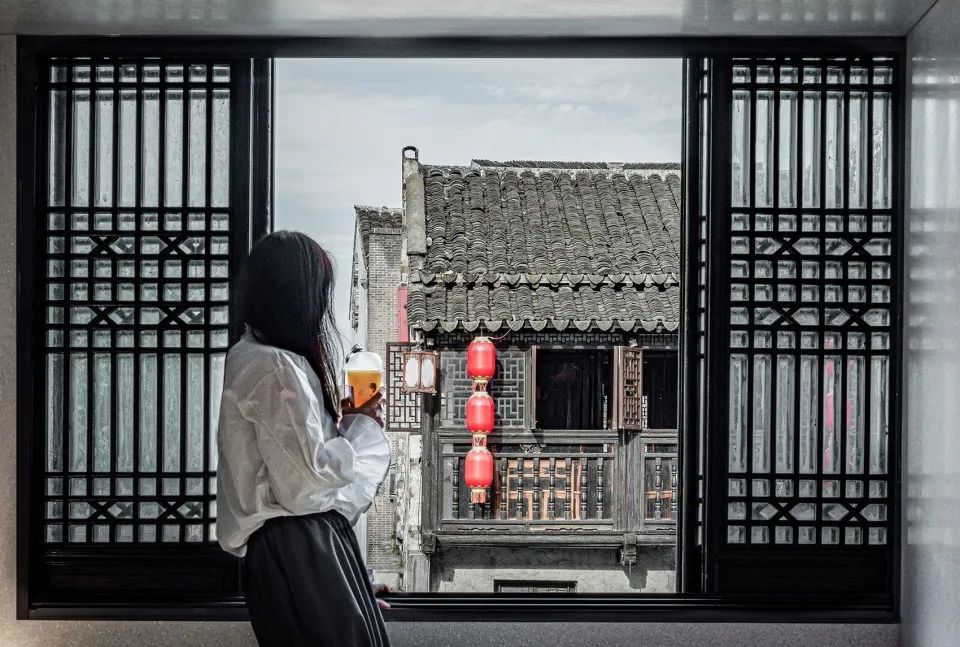 由窗口望向周圍的古建築 喜茶無錫南長街靈感特色店餐廳室內設計／UND設計事務所