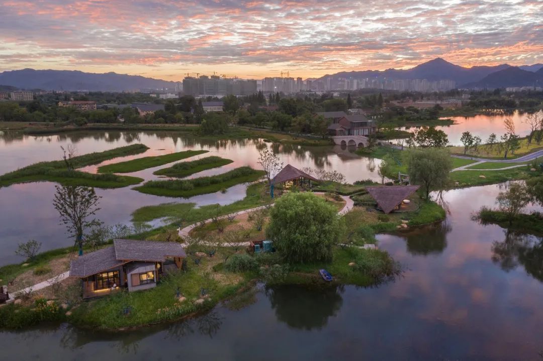 清晨被火山雲籠罩的陽陂湖 Yangpi Lake in the morning glow Fuyang Yangbei Lake Wetland Ecological Hotel富陽陽陂湖濕地生態酒店／尌林建築設計事務所