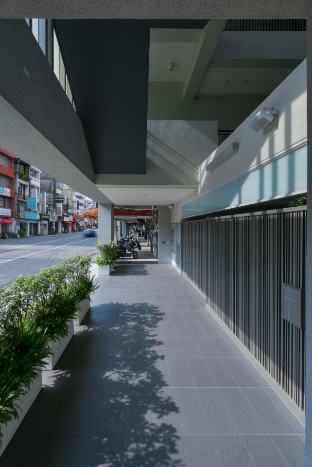 張景堯建築師在豐原行道會騎樓上方留設挑空至頂樓，引導空氣進入中庭與主樓梯