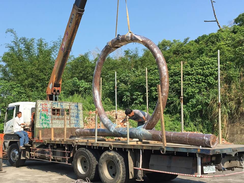 限高極限的大型蒸汽彎曲樹構建，從新竹鄉野到台中城市的高速公路運送旅程