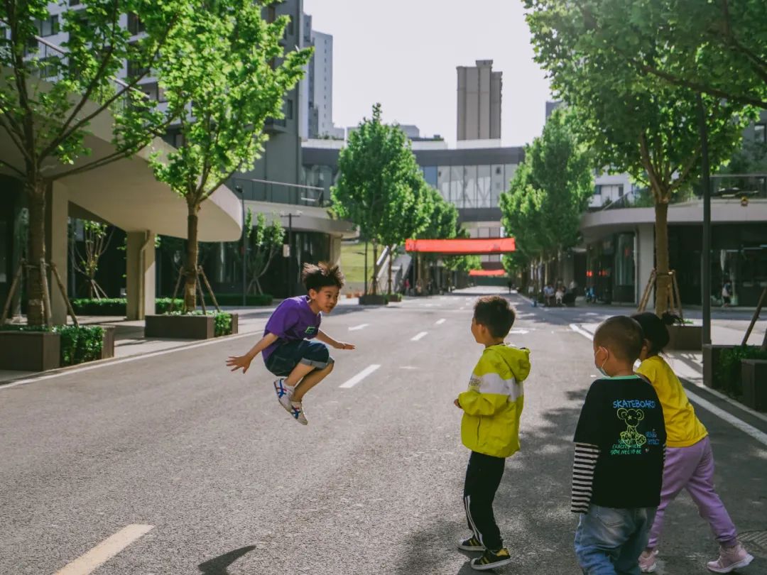 在大街上嬉戲的孩童們 北京百子灣社會住宅景觀設計 Beijing Social Housing landscape design／EADG 泛亞國際
