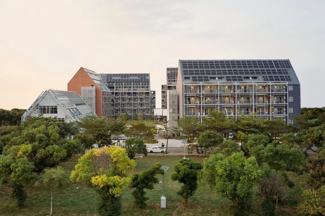 建築使用大量太陽能板提供電力，台糖沙崙智慧綠能循環集合住宅園區