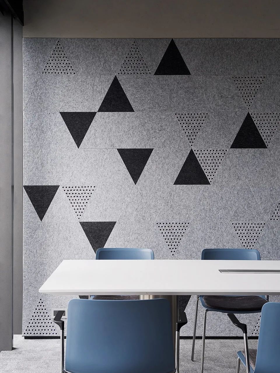 隔間牆加以幾何圖案，具有現代感 訊凱國際Cooler Master Taipei office inteiror design 台北辦公室室內設計／DESFA GROUP