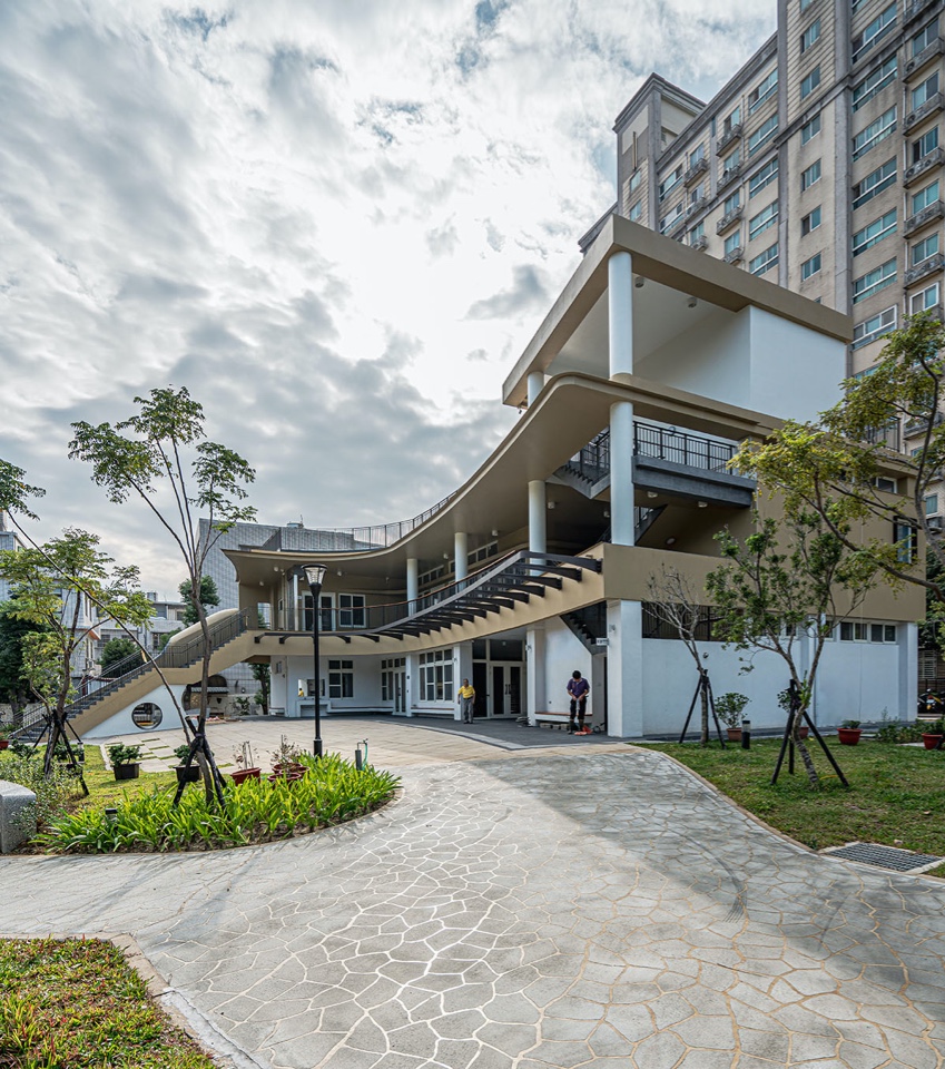開放式的梯間，方便民眾到屋頂農園