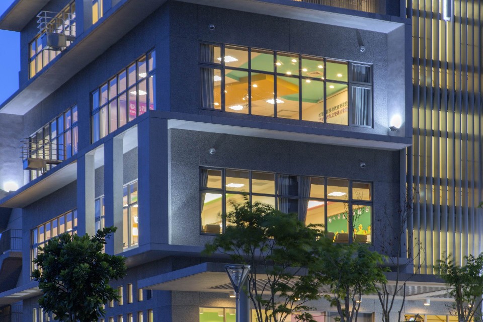 外牆以兩種抿石子材料，劃分建物與外飾板主從關係 雙連新莊社會福利中心／JJPAN 潘冀聯合建築師事務所