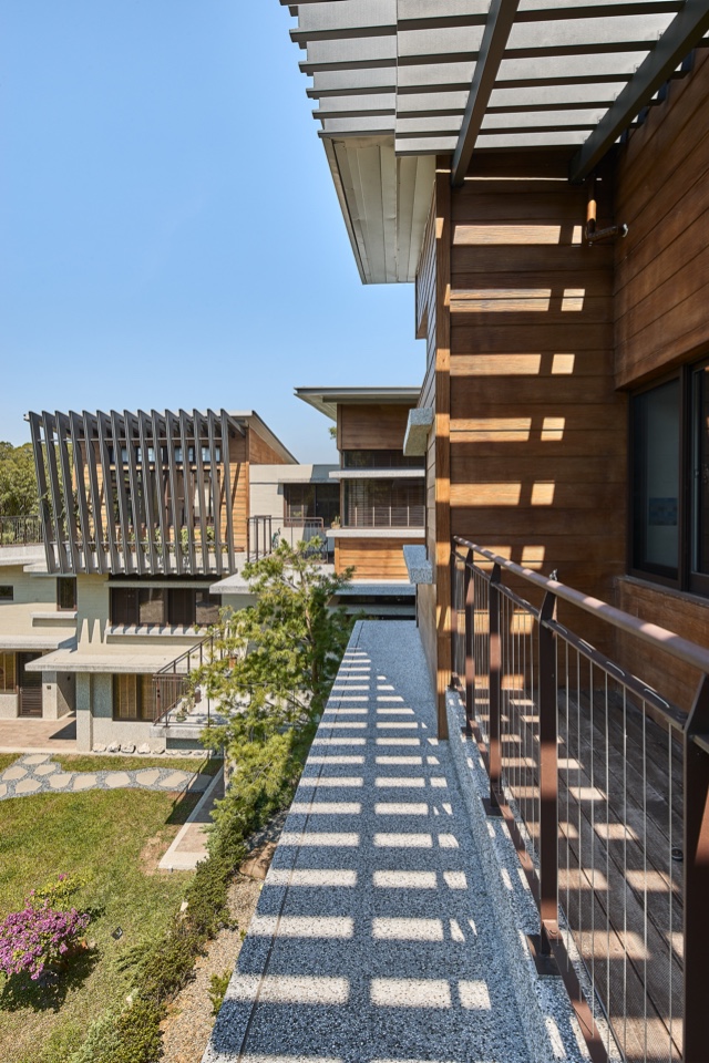 深出簷格柵提供良好的遮陽效果及豐富的建築表情，新竹私人住宅 山居·三居／上滕聯合建築師事務所