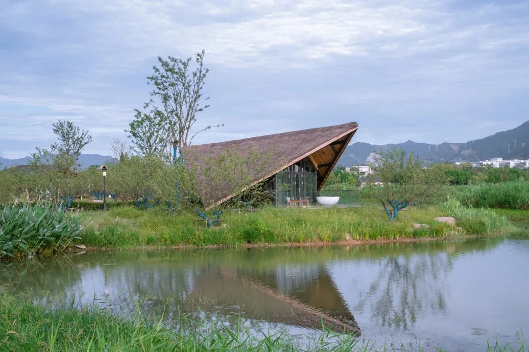 像張開翅膀的燕子落在水邊故取名為燕屋 Swallow House, named according to its shape like a swallow lingering on the water Fuyang Yangbei Lake Wetland Ecological Hotel富陽陽陂湖濕地生態酒店／尌林建築設計事務所