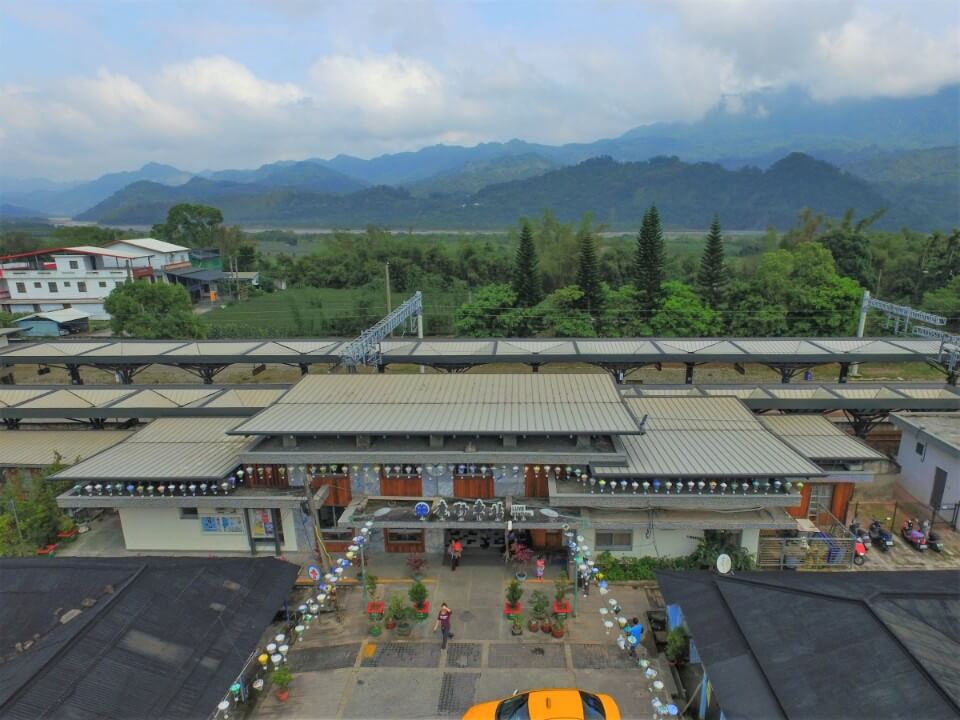 屋頂形式與後面的山相互呼應；攝影／炳文 Taiwan Taitung Railway Station 台東縣鹿野鄉鹿野車站／大藏聯合建築師事務所