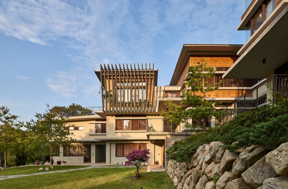 因應地形與建築的錯落，產生不同尺度與層次的庭園空間，新竹私人住宅 山居·三居／上滕聯合建築師事務所