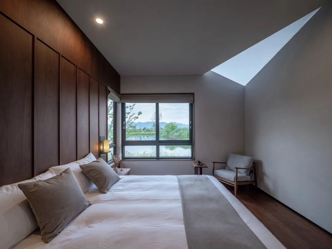臥室空間和三角天窗 Fuyang Yangbei Lake Wetland Ecological Hotel富陽陽陂湖濕地生態酒店/尌林建築設計事務所