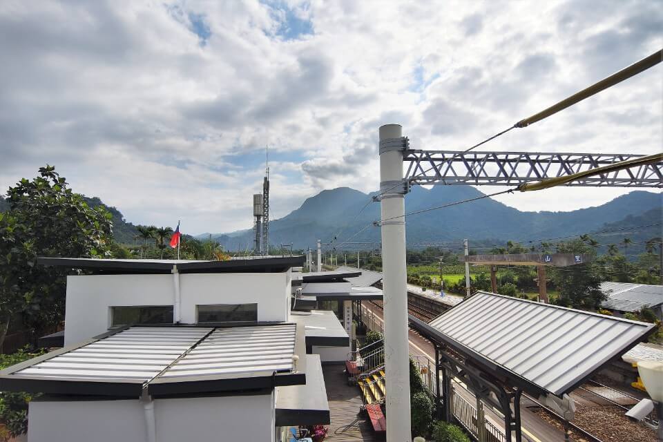 屋頂與山稜線相互呼應；攝影／李佳臻 Taiwan Taitung Railway Station 台東縣卑南鄉山里車站／大藏聯合建築師事務所