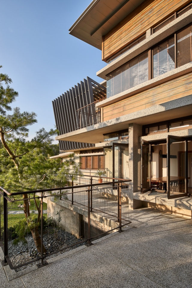 L形的建築配置與量體退縮，圍塑出來出多個景觀庭園，新竹私人住宅 山居·三居／上滕聯合建築師事務所