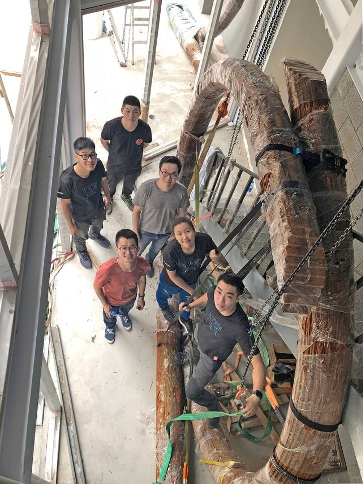 高3公尺長6公尺的曲木構件以人力手拉天車小心翼翼吊裝穿進淨高僅2.2公尺窗框到室內，如同一群工蜂讓曲木吊裝關關難過關關都過，感謝「藝創木構」 團隊協助，完成當日不可能任務；攝影／林瓊滋