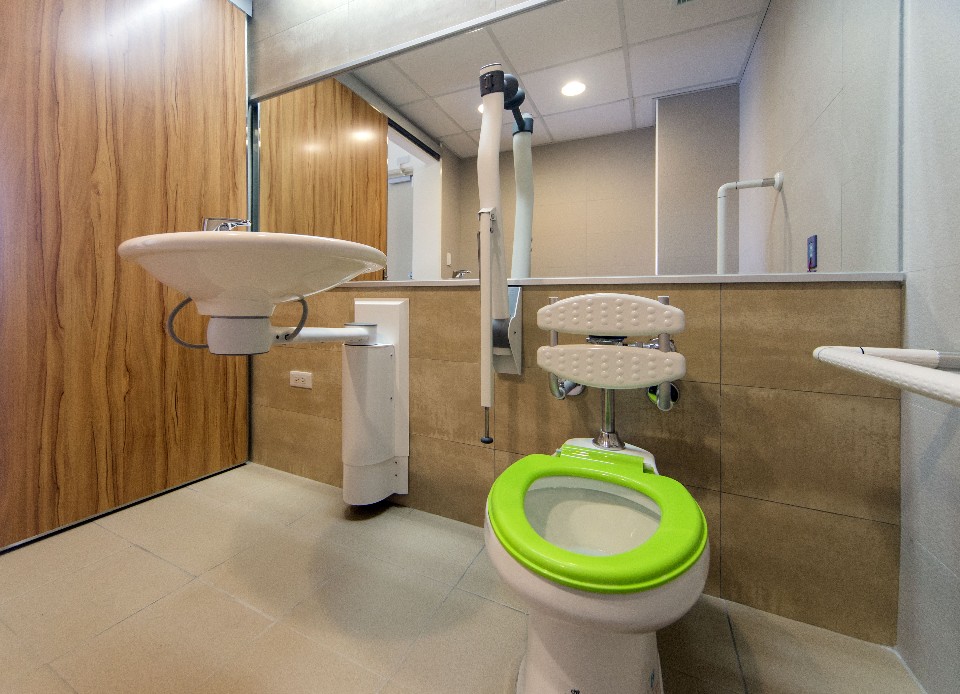 無障礙廁所 通用設計及移動式輔具 雙連新莊社會福利中心／JJPAN 潘冀聯合建築師事務所