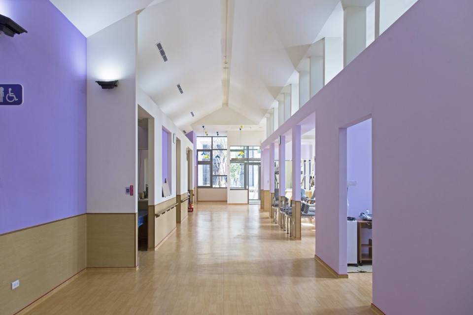 挑高、明亮候診與復健空間 雙連新莊社會福利中心／JJPAN 潘冀聯合建築師事務所