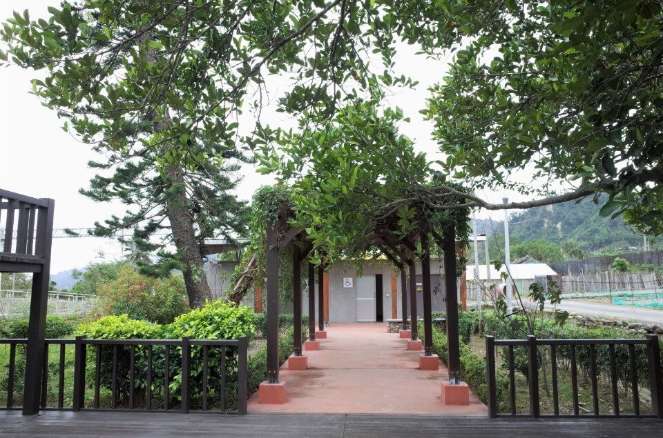 車站旁綠色空間；攝影／林國勳 Taiwan Taitung Railway Station 台東縣卑南鄉山里車站／大藏聯合建築師事務所