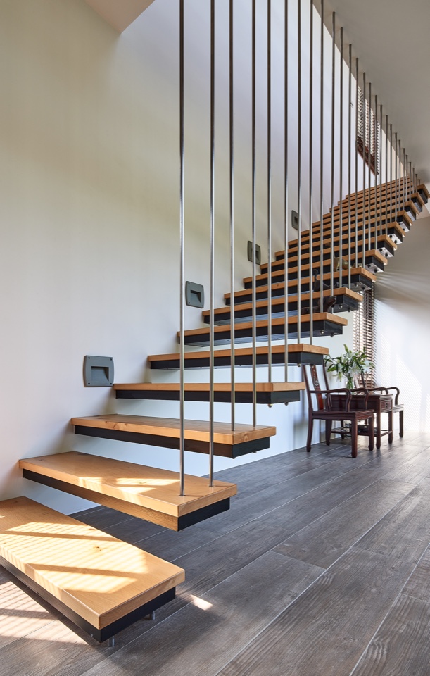 連接二、三樓的透空樓梯視線向廊道兩側及室外空間延伸，新竹私人住宅 山居·三居／上滕聯合建築師事務所