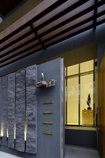 大門入口一景;攝影:賴建作,高雄家族式集合住宅House O/張景堯建築師事務所